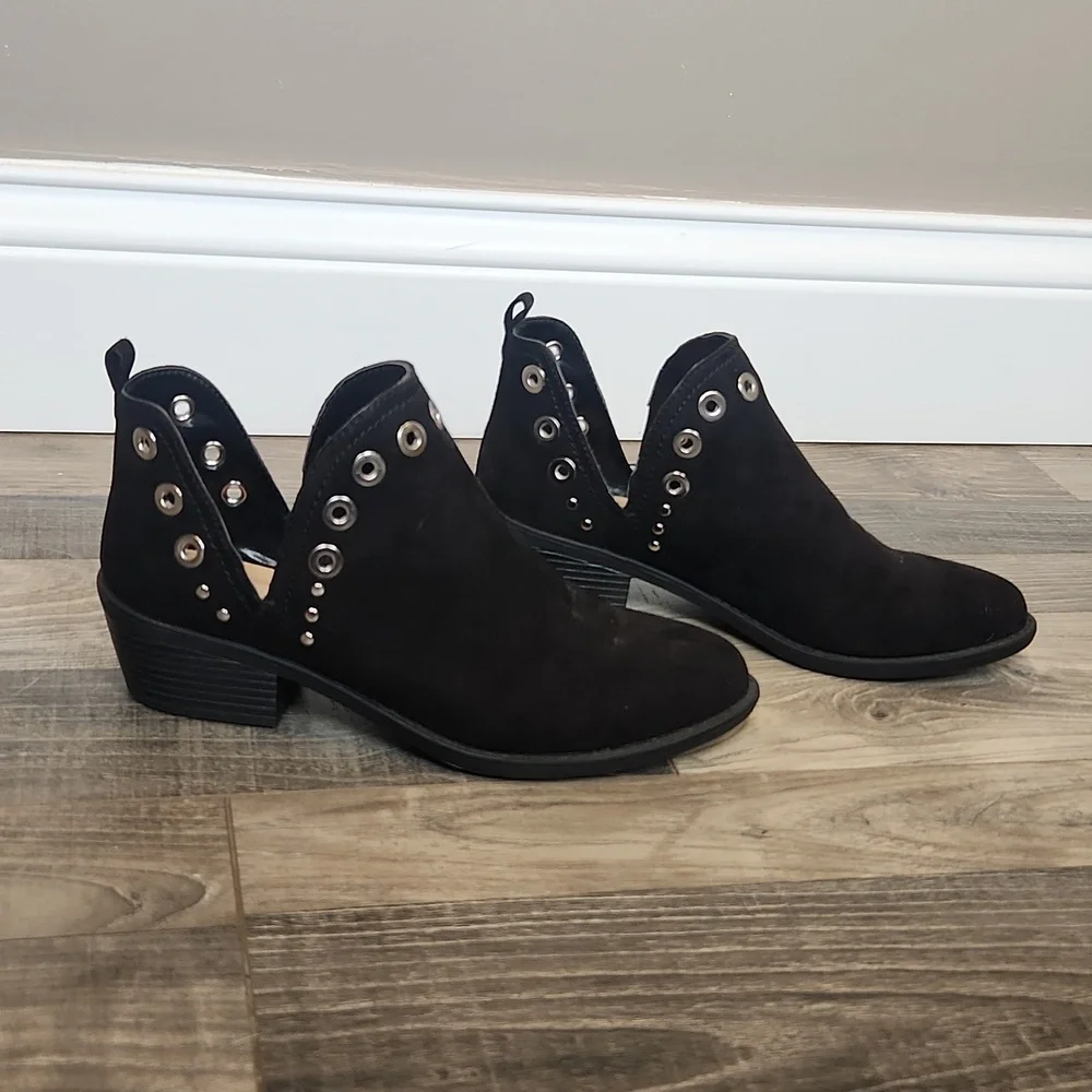 Roebuck Black Faux Suede Grommet Booties‎ Block Heel Size 7